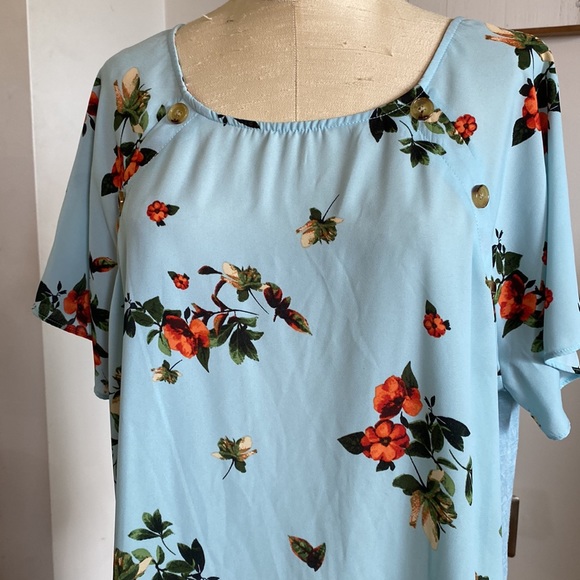 Ophelia Roe 1X cute floral top - Picture 2 of 9